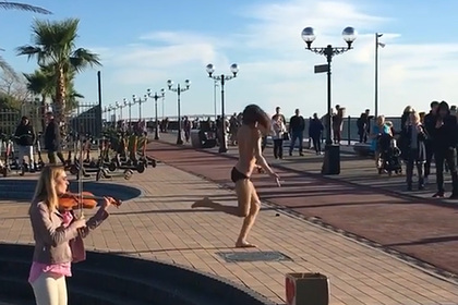 Танец полуголого россиянина на набережной в Сочи изумил пользователей в сети