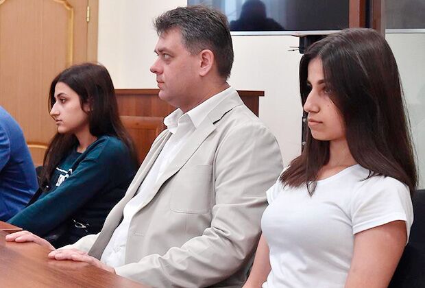 Алексей Паршин с Ангелиной и Крестиной Хачатурян на заседании суда