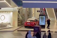 Популярный российский блогер прокатился на машине в торговом центре