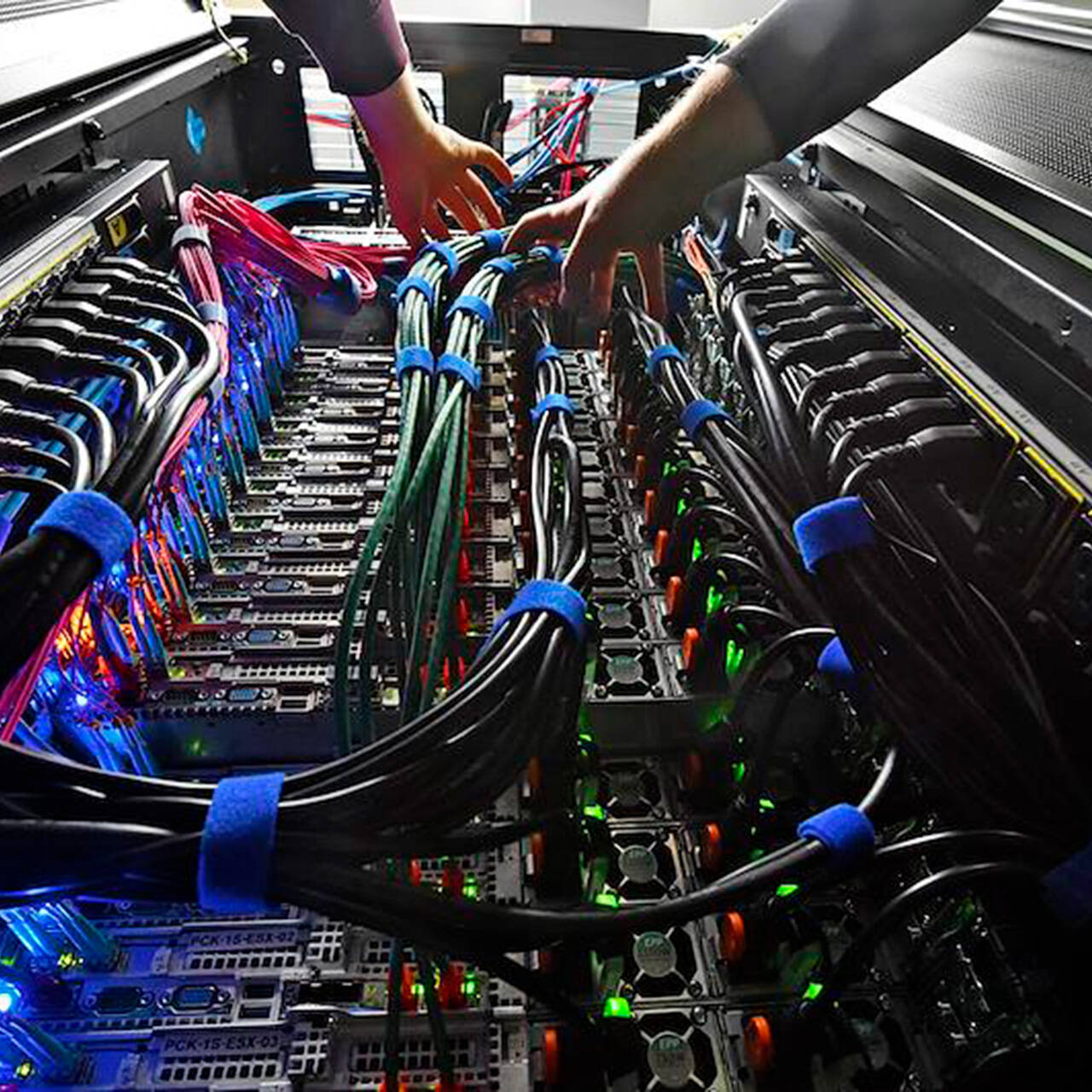 Нехватка серверов. Нехватка серверов. Интернет провайдер. Сетевой инженер. Монтаж серверного оборудования.