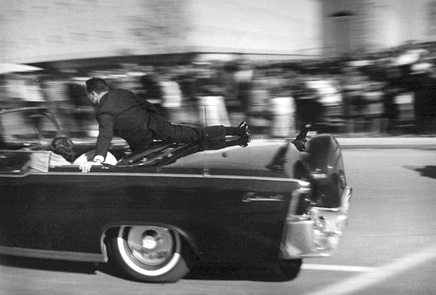 Лимузин со смертельно раненным президентом Джоном Кеннеди мчится к больнице через несколько секунд после того, как в него стреляли в Далласе. Фото: Justin Newman / AP
