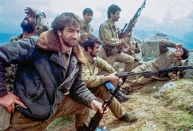 Солдаты Вооруженных сил Азербайджана заняли участок на границе с Арменией возле города Кедабек, 1 сентября 1992 года. Фото: Roman Poderni / AP