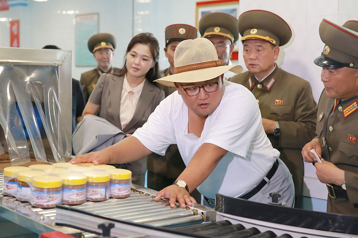 Ким Чен Ын во время визита на фабрику