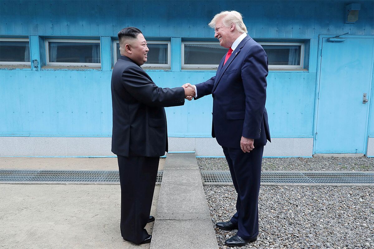 Встреча Ким Чен Ына и Дональда Трампа на границе Северной и Южной Кореи