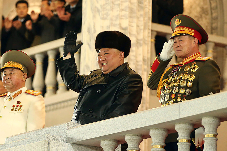Ким Чен Ын на военном параде в Пхеньяне, январь 2021 года