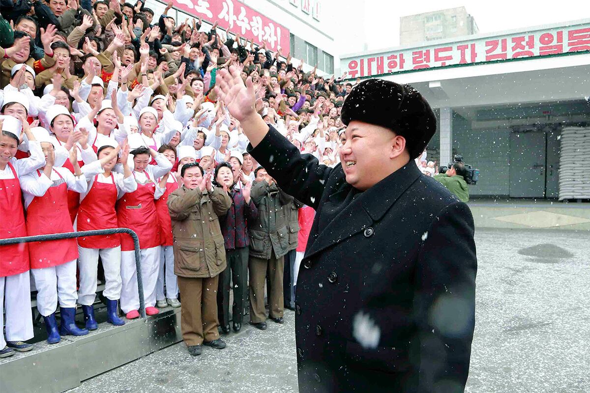 Ким во время визита на пхеньянский пищекомбинат в декабре 2014 года