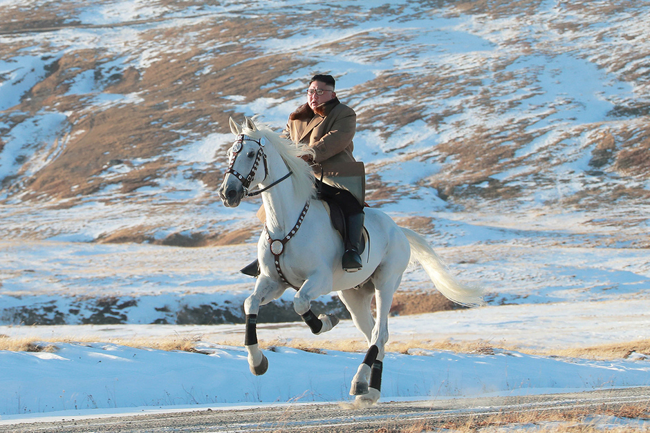 Ким Чен Ын на конной прогулке на священной горе Пэктусан