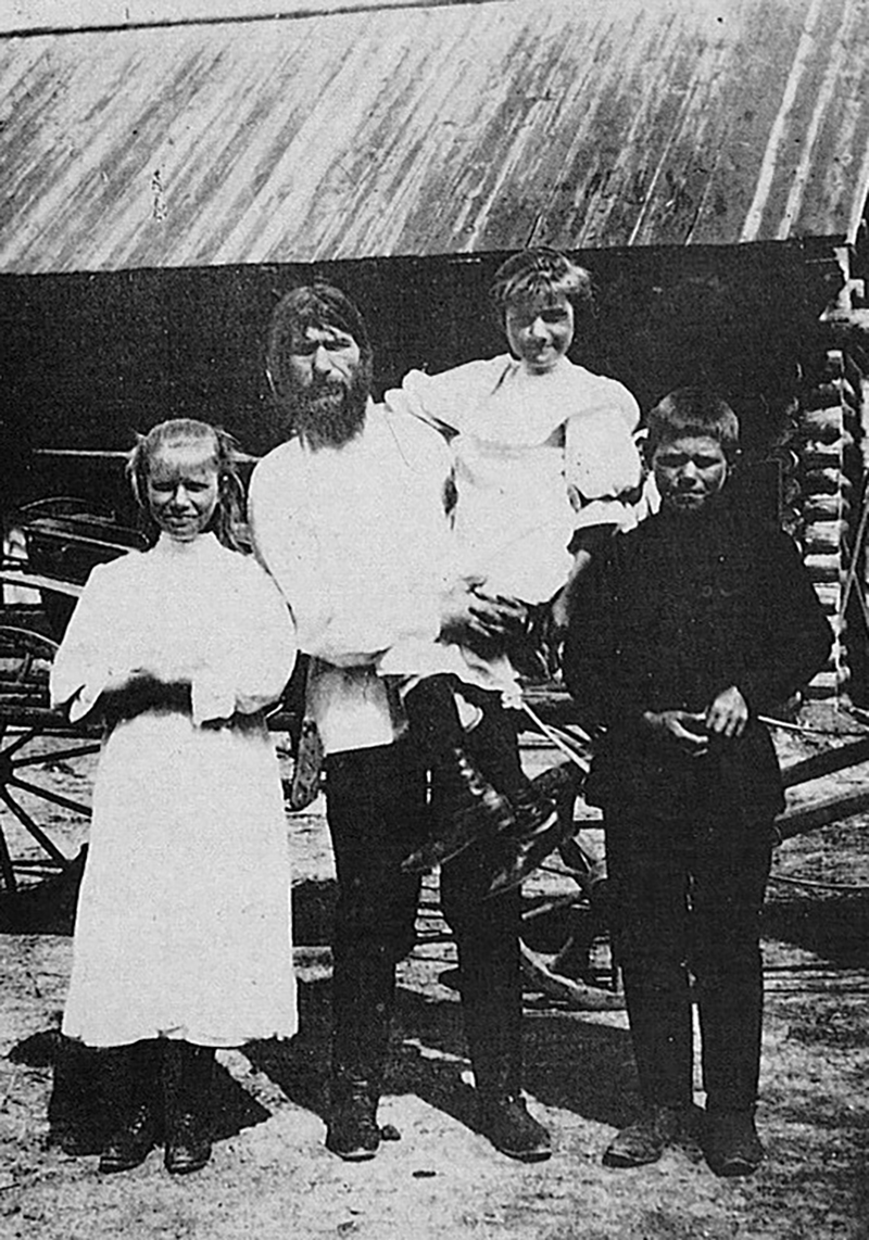 Григорий Распутин и его дети Матрена, Варвара и Дмитрий
