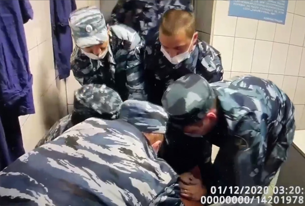 Кадр из видео с пытками осужденного, предположительно, снятого в Областной туберкулезной больнице №1 (ОТБ-1) саратовского управления ФСИН России
