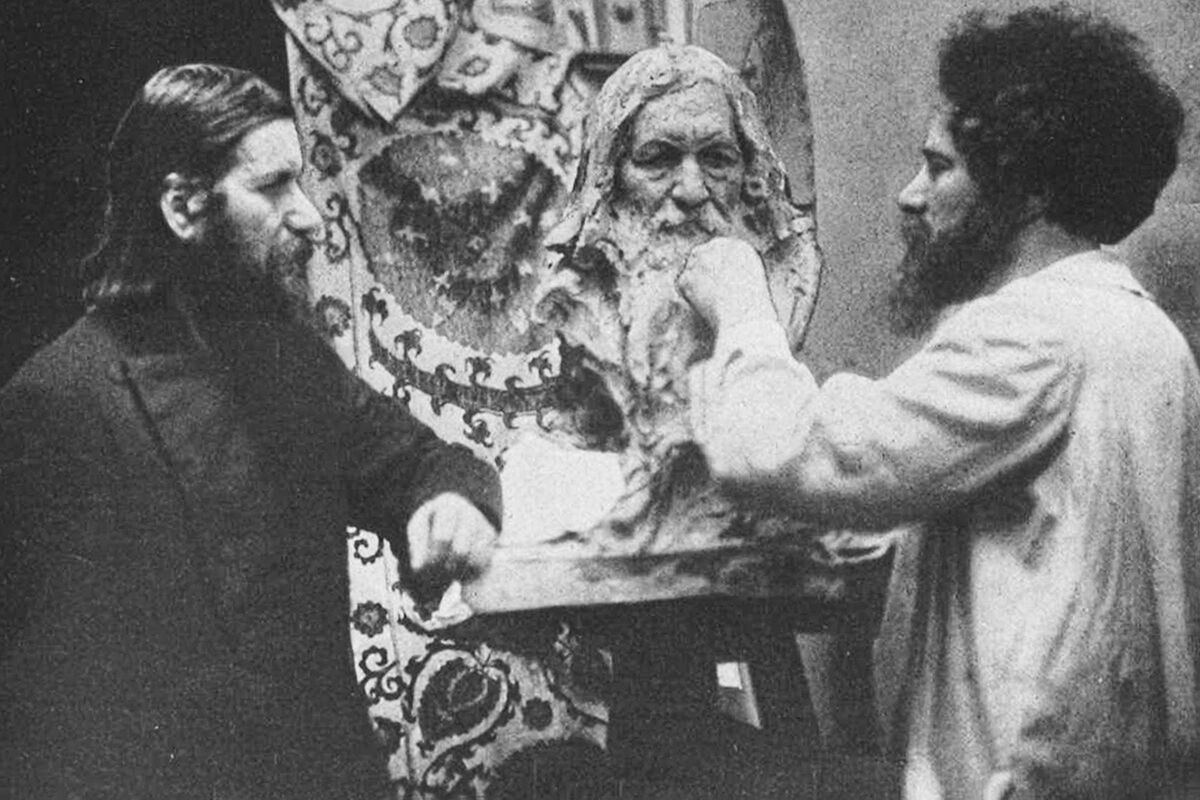Скульптор Наум Аронсон ваяет Григория Распутина с натуры. Петроград, 1915 год