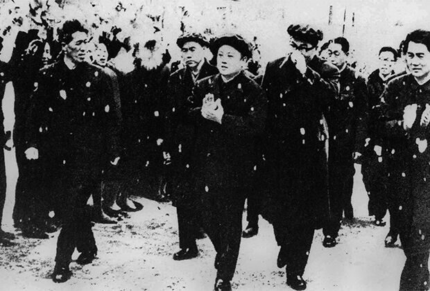 Ким Чен Ир посещает машиностроительный завод. 17 марта 1975 года