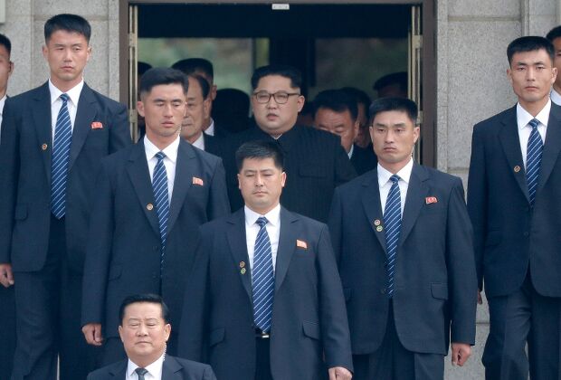 Ким Чен Ын (в центре вверху) со своими телохранителями прибывает на встречу с президентом Южной Кореи Мун Чжэ Ином на северокорейской стороне Панмунджома в демилитаризованной зоне. 27 апреля 2018 года