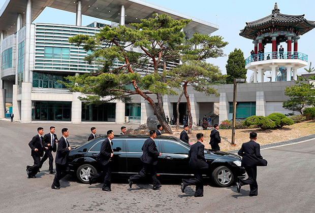 Автомобиль Ким Чен Ына в окружении телохранителей. Апрель 2018 года