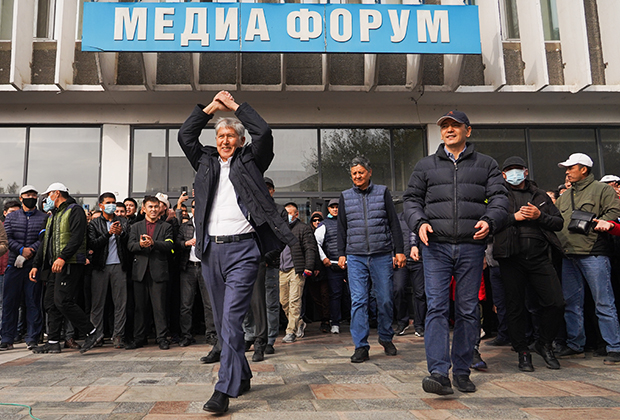 Бывший президент Киргизии Алмазбек Атамбаев на митинге своих сторонников на площади около здания АО «Медиа-форум», в котором находится штаб-квартира телеканала «Апрель», принадлежащего экс-главе государства, 9 октября 2020 года