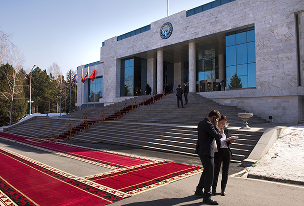 Резиденция киргизского лидера «Ала-Арча» перед началом торжественной встречи президента России Владимира Путина в Бишкеке, 28 февраля 2017 года