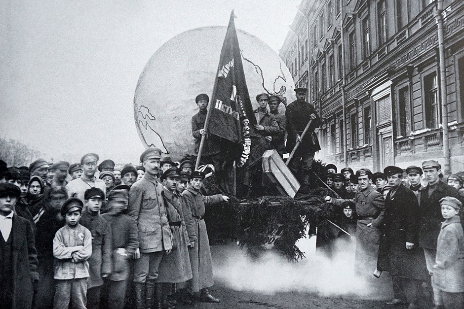 Агитационная машина с макетом земного шара на демонстрации в Петрограде, 1 мая 1920 года