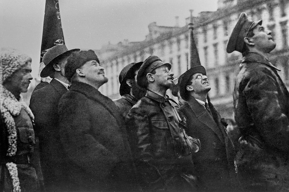 Владимир Ленин (второй слева) и Яков Свердлов (третий слева) во время открытия временного памятника Карлу Марксу и Фридриху Энгельсу на площади Революции в Москве, 7 ноября 1918 года