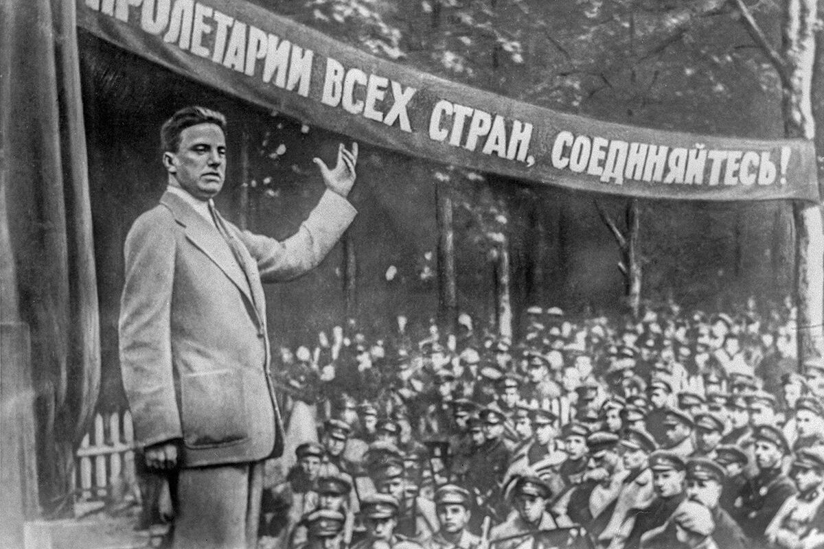 Поэт Владимир Маяковский выступает на митинге перед красноармейцами. Москва, 1929 год