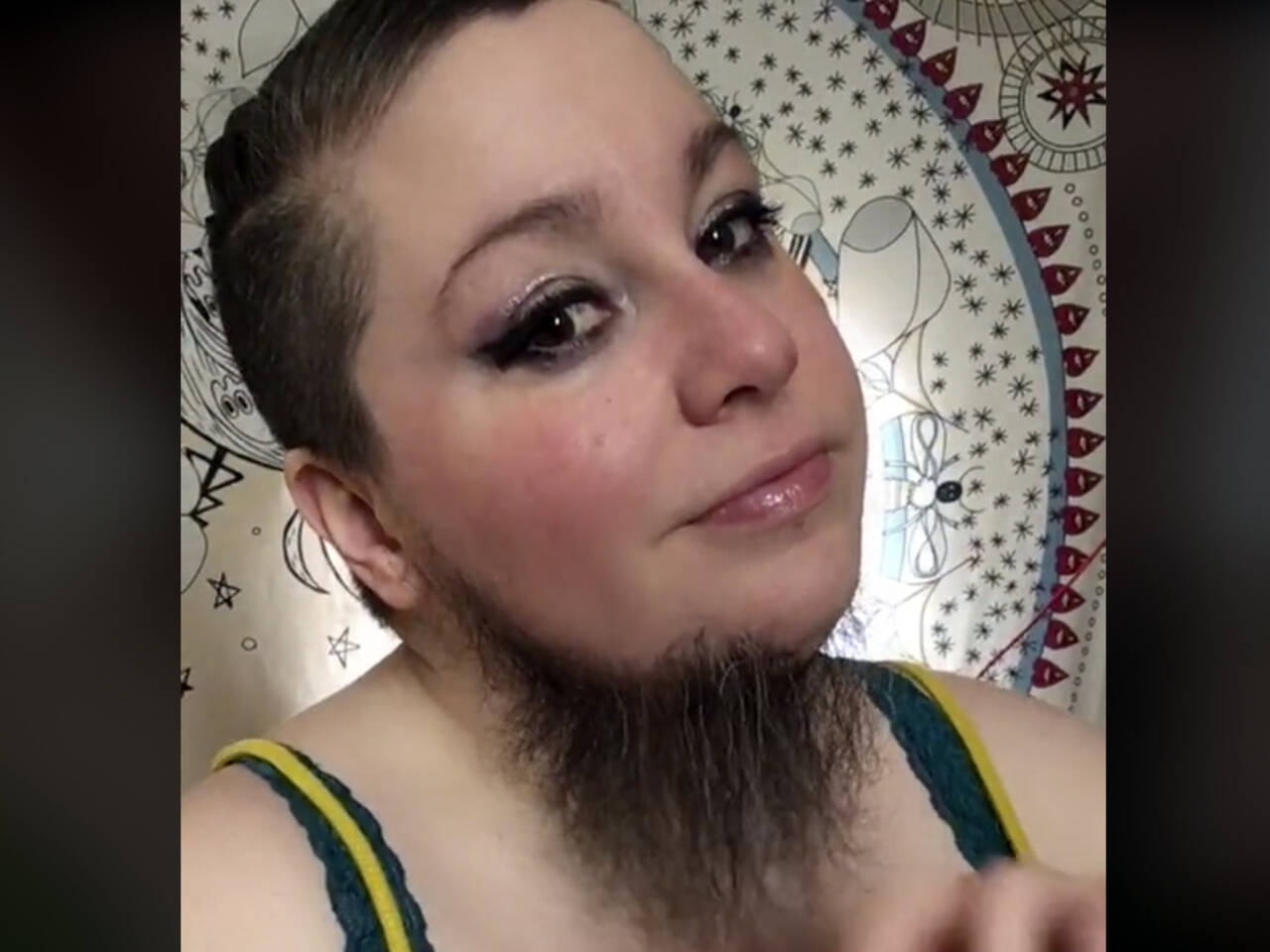 Женщина отрастила густую бороду и прославилась в сети: Явления: Ценности: Lenta.ru