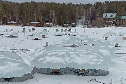 На озере в Челябинской области появились ледяные грибы