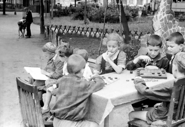 Детская площадка на Чистых прудах. Конец 1930-х — начало 1940-х годов. Фото: Г. Аргиропуло / Главархив Москвы