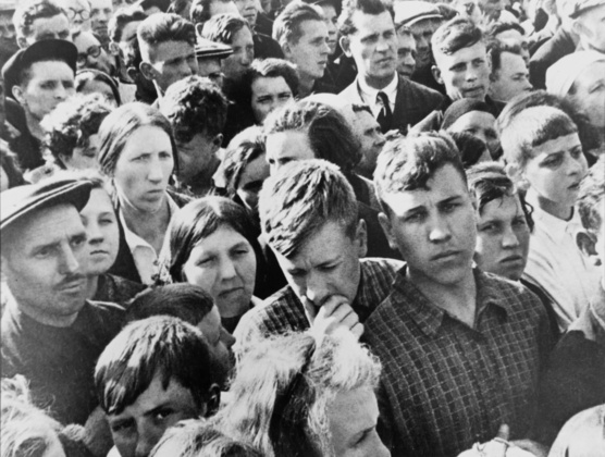Москвичи слушают сообщение о начале войны с Германией. 22 июня 1941 года. Фото: И.М. Шагин / Главархив Москвы