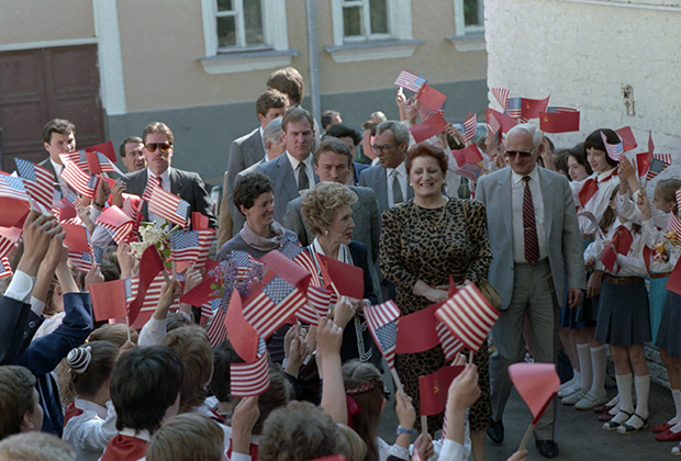 Супруга президента США Рональда Рейгана Нэнси Рейган во время посещения московской школы №29, 1988 год