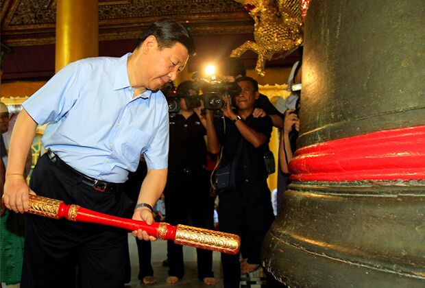 Си Цзиньпин бьет в колокол во время своего визита в пагоду Шведагон в Мьянме