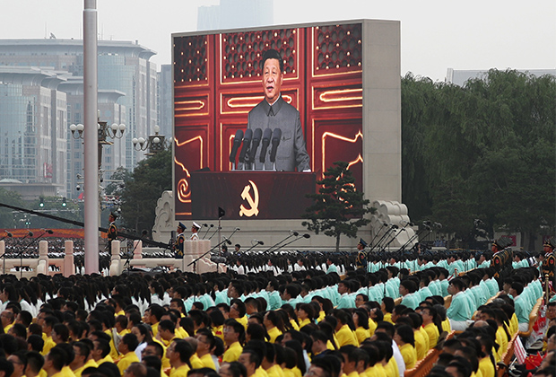 Си Цзиньпин на экране произносит речь на мероприятии по случаю 100-летия основания Коммунистической партии Китая