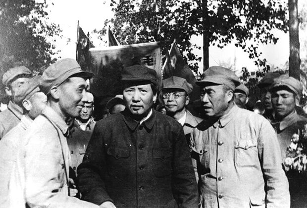 Лидер Коммунистической партии Китая Мао Цзэдун (в центре). Лето 1949 года