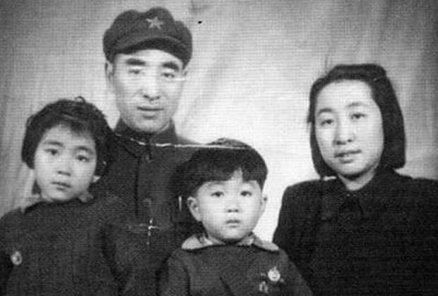 Маршал Линь Бяо с женой и детьми