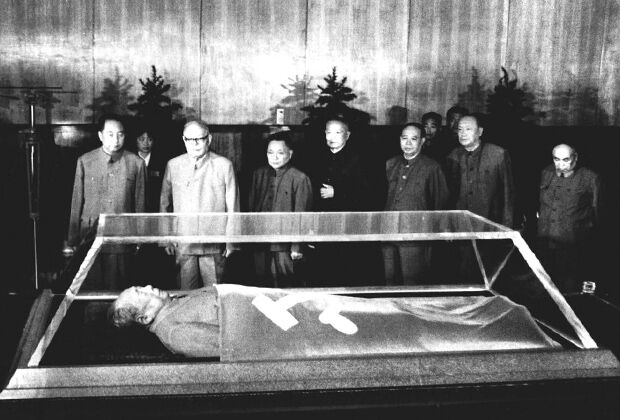 Первые лица Китая в мавзолее Мао Цзэдуна, у его тела в хрустальном гробу. 10 сентября 1977 года. Слева направо: Хуа Гофэн, председатель Коммунистической партии Китая (КПК) и непосредственный преемник Мао Цзэдуна, Е Цзяньин, заместитель председателя КПК и будущий церемониальный глава государства, Дэн Сяопин, в то время не имевший официальных титулов, но вскоре ставший верховным лидером в эпоху реформ, Ли Сяннянь, заместитель председателя КПК и будущий президент, Ван Дунсин, глава «Отряда 8341»