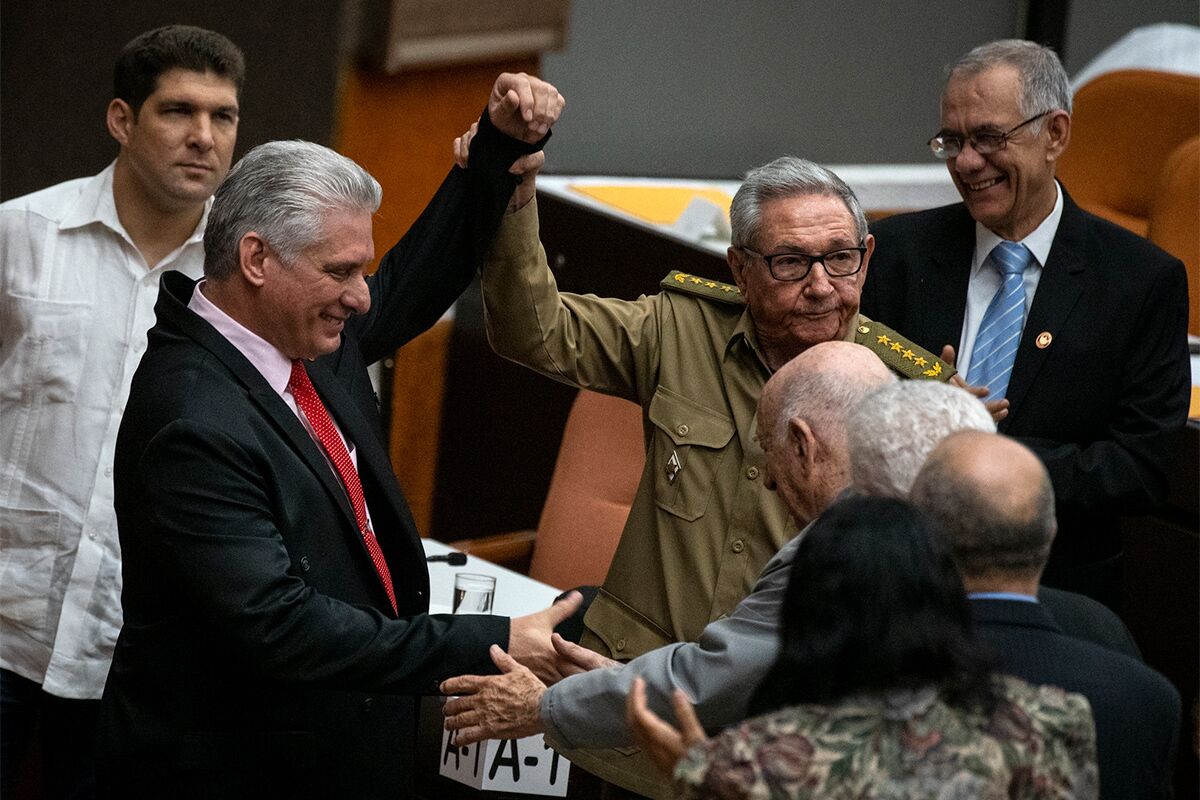 Рауль Кастро поднимает руку президента Кубы Мигеля Диас-Канеля 21 декабря 2019 года