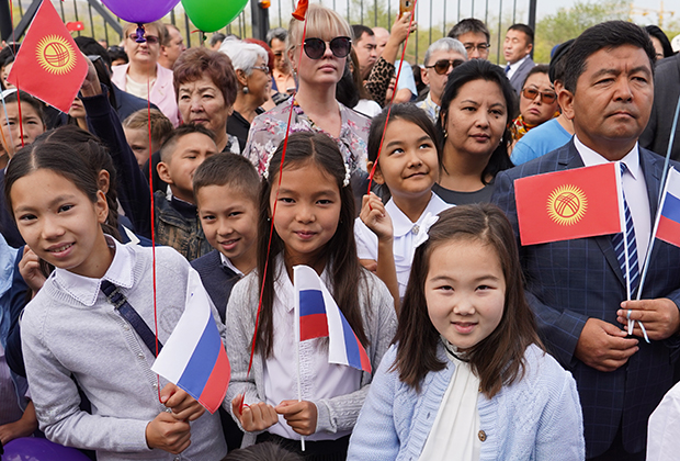 Дети на торжественной линейке, посвященной Дню знаний, на открытии общеобразовательной школы «Газпром Кыргызстан». Новая школа построена в рамках проекта «Газпром — детям»