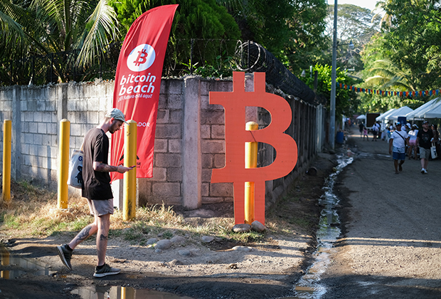 Символ биткоина на улицах Сальвадора — первой страны, легализовавшей эту криптовалюту