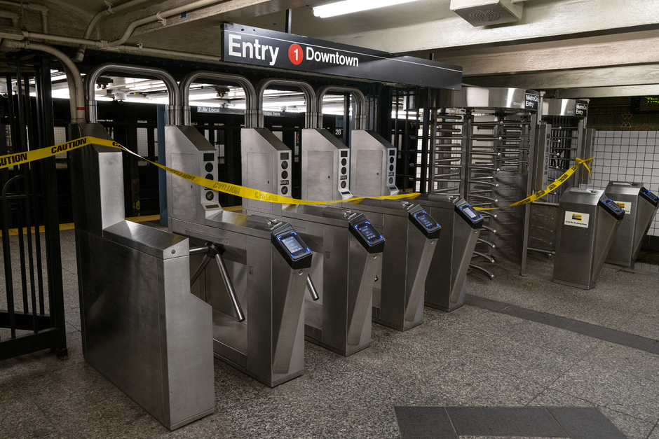 Закрытая из-за урагана «Ида» станция метро в Нью-Йорке, сентябрь 2021 года