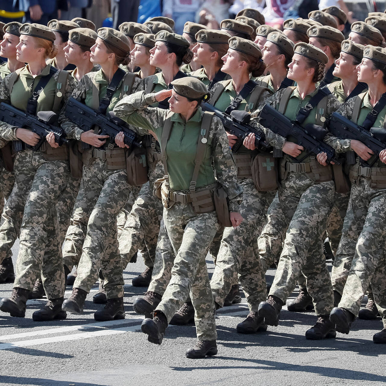 На Украине обяжут всех женщин явиться в военкомат: Украина: Бывший СССР:  Lenta.ru