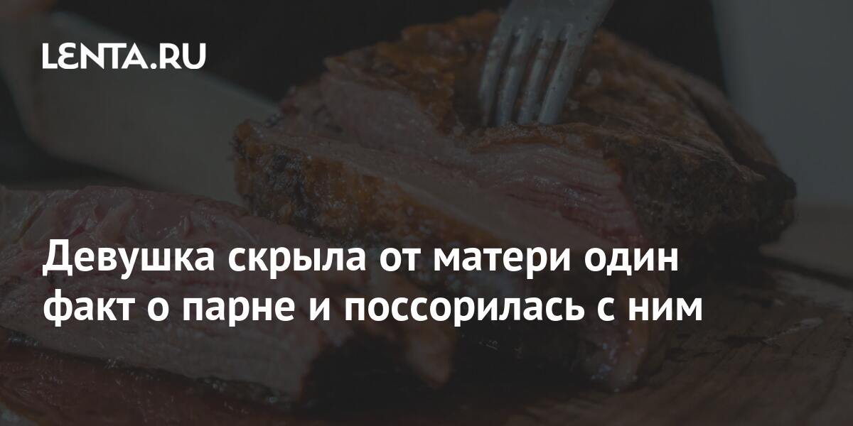 Страпоном парня на столе