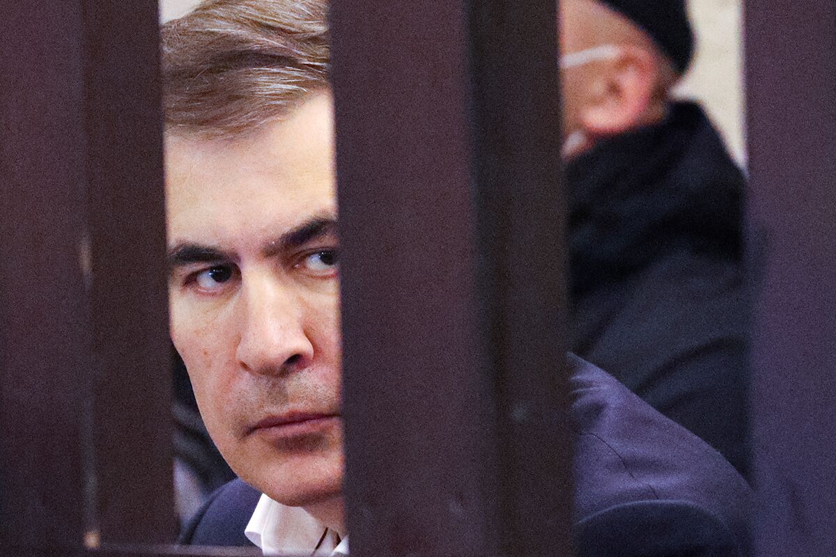 Бывший президент Грузии Михаил Саакашвили, который был заочно осужден за злоупотребление властью во время своего президентства и арестован по возвращении в страну, на скамье подсудимых во время судебного заседания в Тбилиси, 2 декабря 2021 года