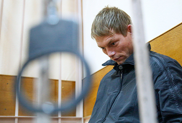 Обвиняемый в убийстве женщины и ее сына Дмитрий Батыгин в зале суда 