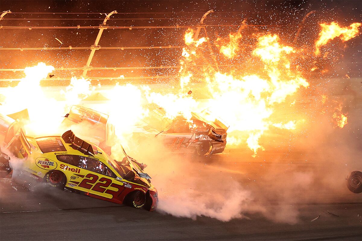 Авария в заезде гоночной серии NASCAR