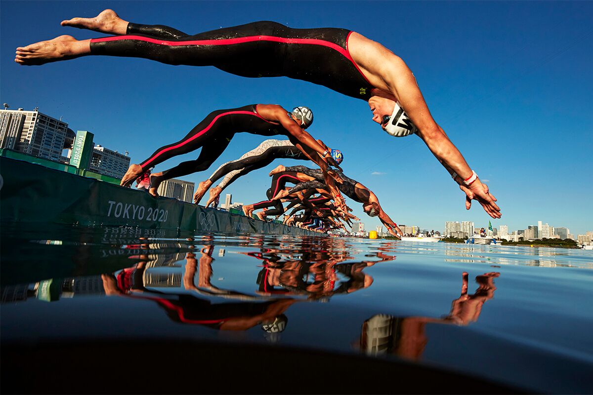 Спортсмены на старте 10-километрового заплыва на Олимпиаде в Токио