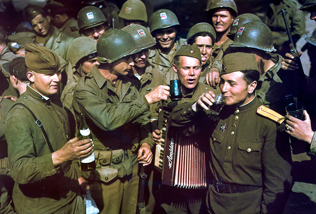 Советские и американские военные пьют за победу во время <a href="https://ru.wikipedia.org/wiki/Встреча_на_Эльбе" target="_blank">встречи на Эльбе</a>. 25 апреля 1945 года