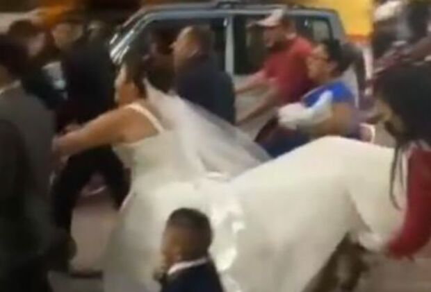 Невеста неплательщика алиментов пытается остановить полицию