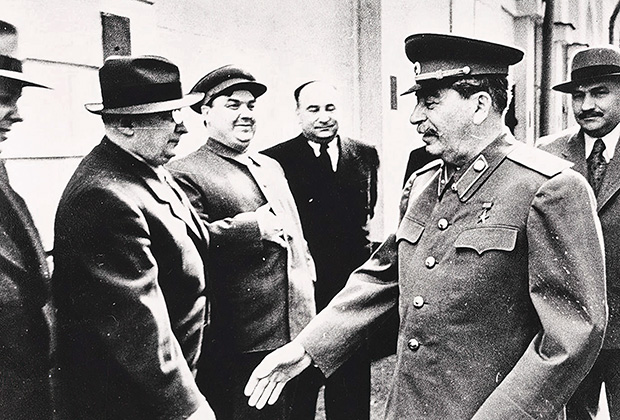 Слева направо: Лаврентий Берия, Георгий Маленков, Пантелеймон Пономаренко, Иосиф Сталин, Лазарь Каганович. Москва, после 1945 года
