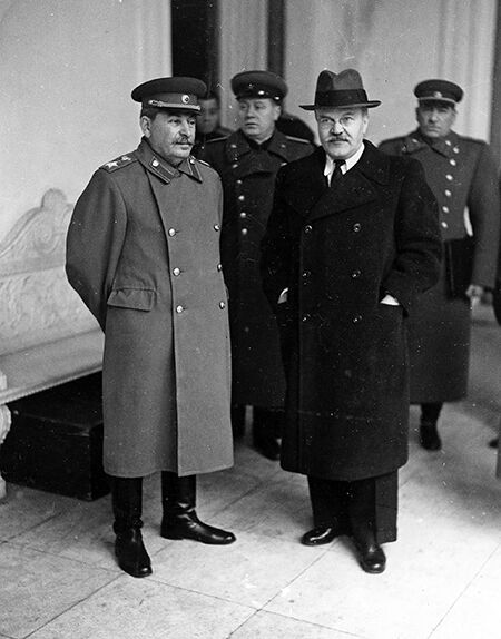 Иосиф Сталин и Вячеслав Молотов на Ялтинской конференции. Февраль 1945 года 