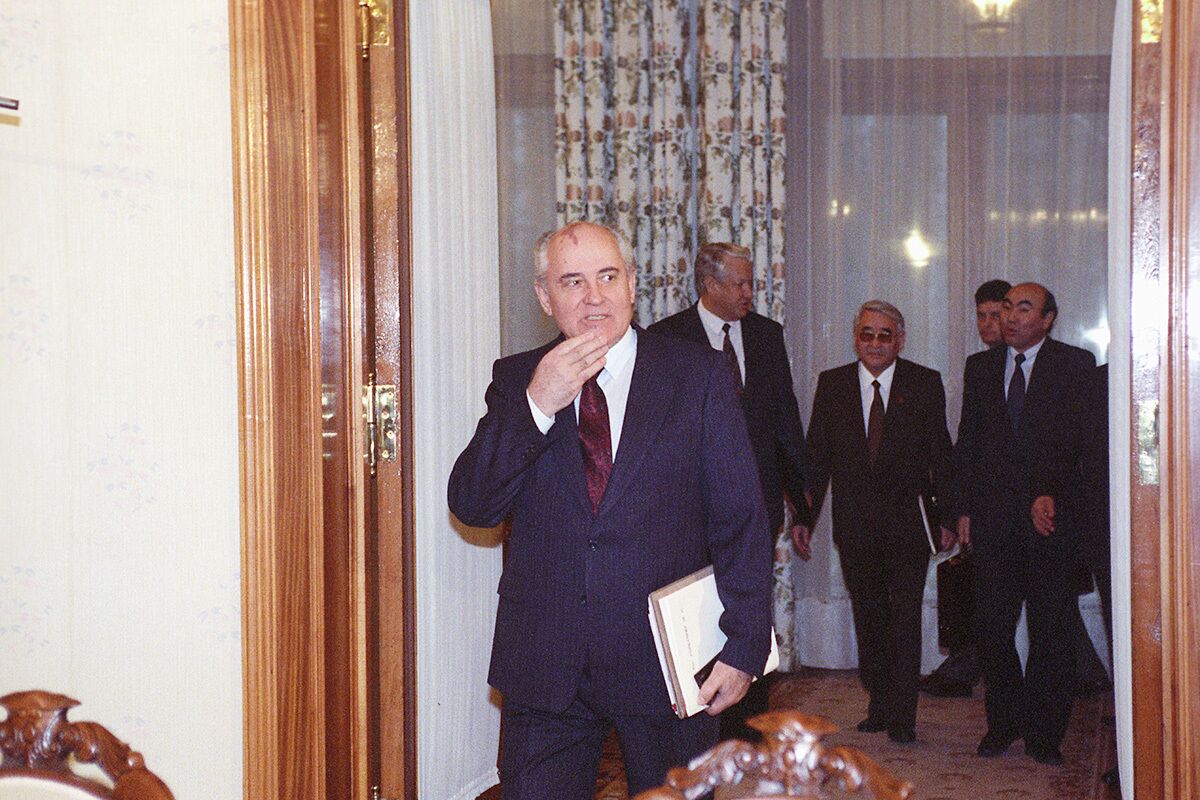Горбачев во время встречи с главами союзных республик. Ново-Огарево, ноябрь 1991 года