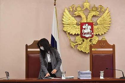 Угрожавшего после ДТП гаишникам российского судью лишили полномочий