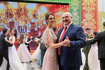 Лукашенко назвал вальс белорусской традицией и пошел танцевать