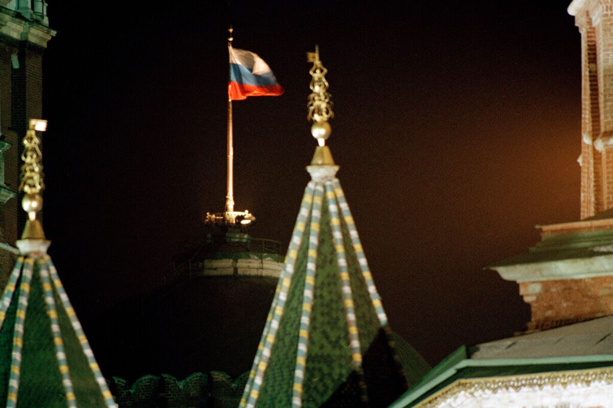 Сразу после отставки Горбачева над Кремлем впервые поднят российский триколор. 25 декабря 1991 года